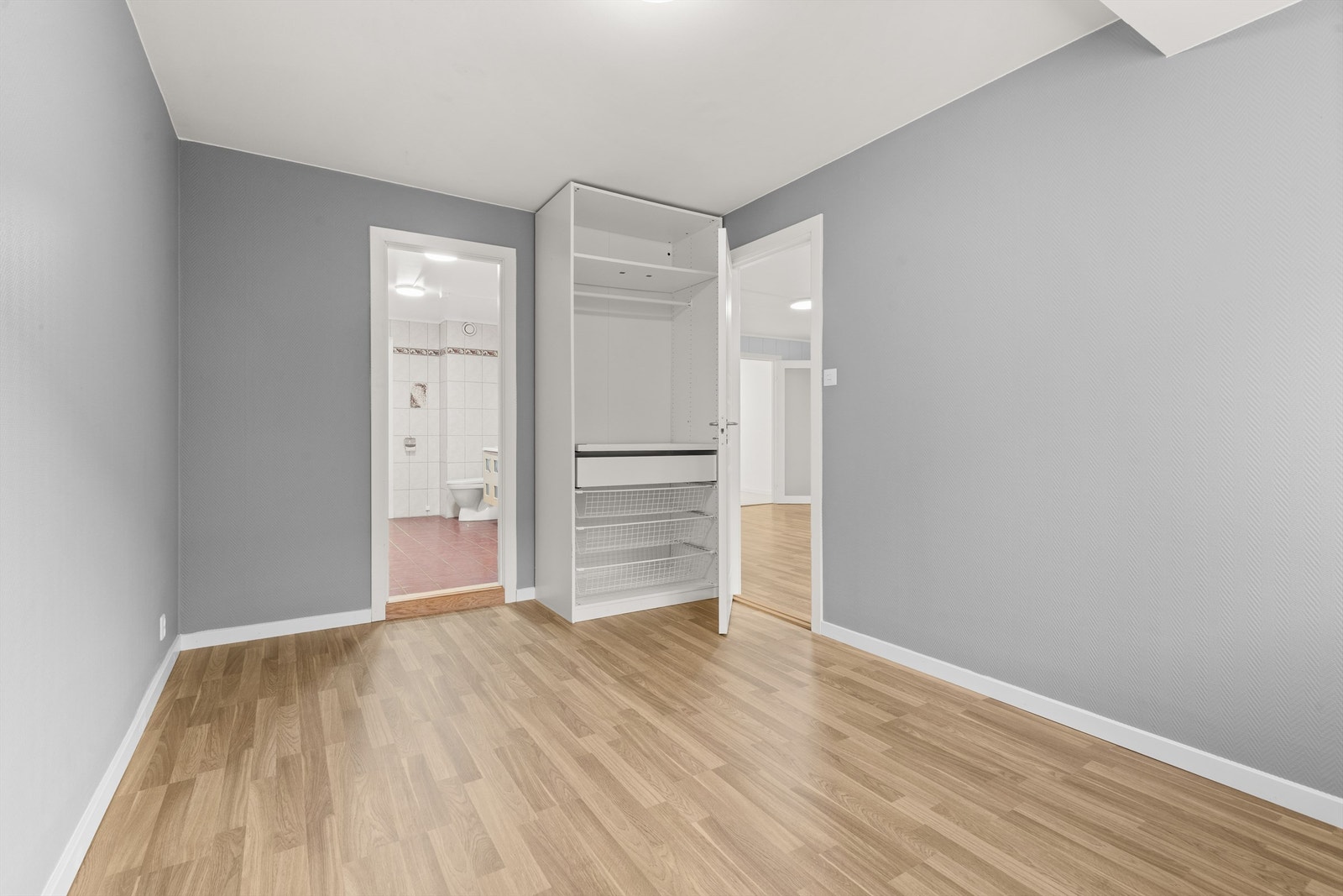 Plass til garderobe. Galleribilde