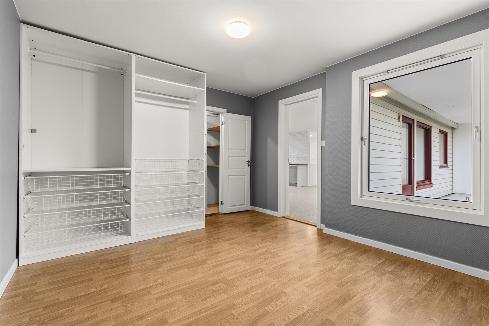 Rommet har rikelig med lysinnslipp og utsikt mot balkongen. Galleribilde