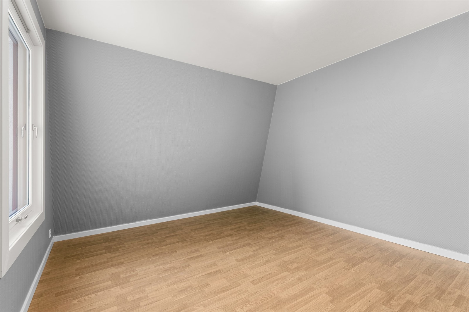 Boligens andre soverom er også av god størrelse med plass til seng og tilhørende nattbord. Galleribilde