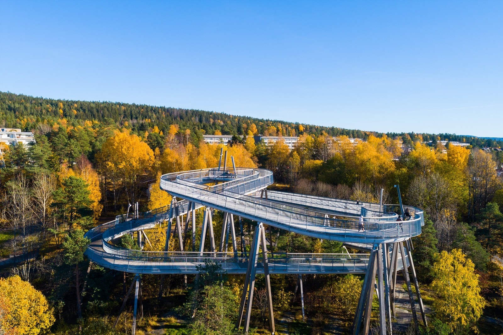 I 2017 åpnet Stovnertårnet, en attraksjon som består av en 260 meter lang gangbane som slynger seg 15 meter opp mellom trærne på Stovner. Galleribilde