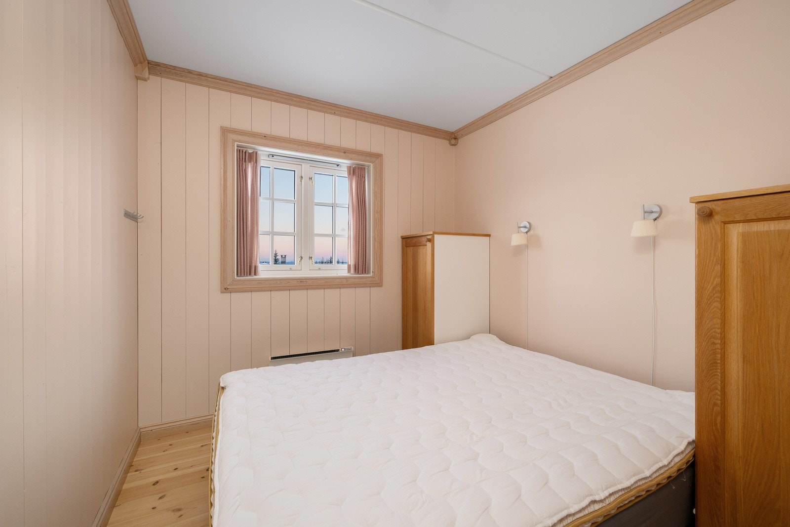 Soverom med god plass til stor seng. Galleribilde