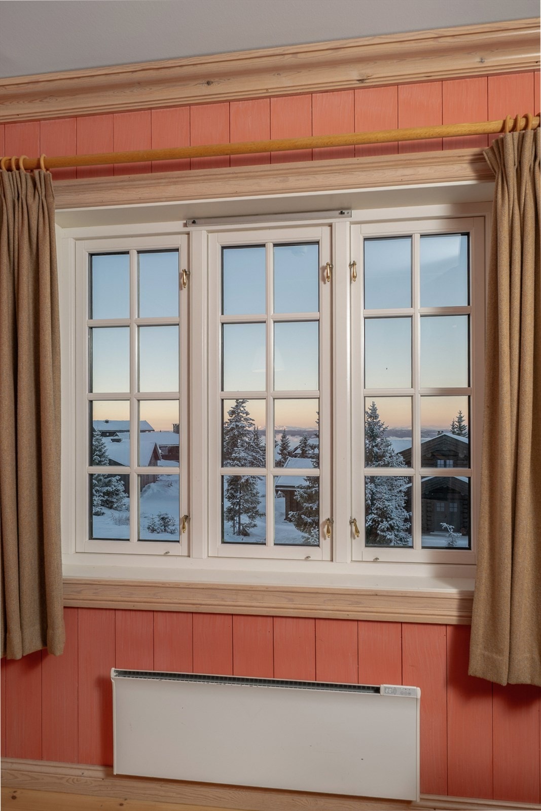 Stuen har et stort vindu som gir mye naturlig lys og flott utsikt! Galleribilde