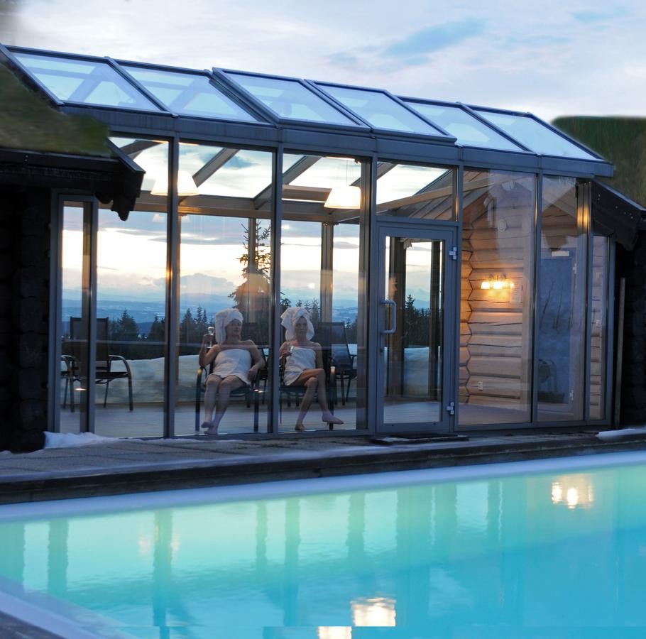 Ilsetra hotell tilbyr blant annet en hyggelig peisestue, utendørs (oppvarmet) svømmebasseng og badstuer. Galleribilde