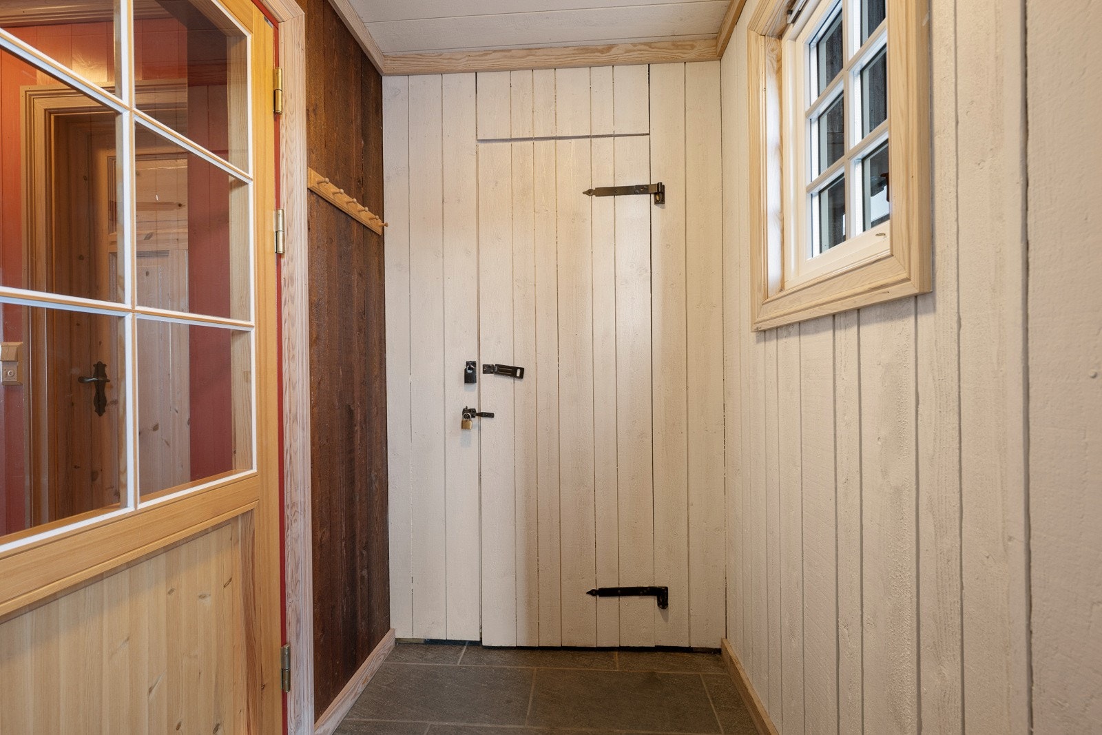 Ekstra gang med sportsbod i tilknytning til inngangspartiet. Boden gir muligheter for lagring av private eiendeler mellom utleieoppholdene. Galleribilde