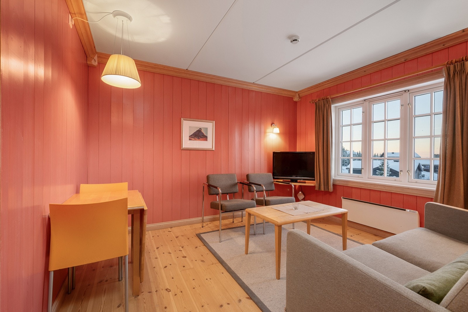 Stue med panelovn og god plass til sofa og spisebord. Galleribilde