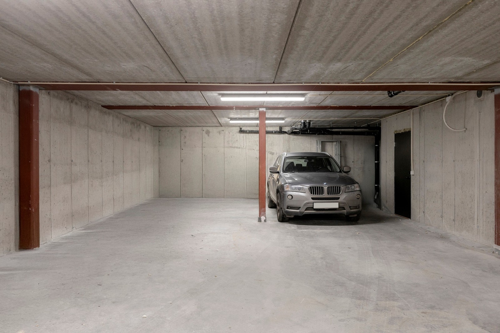 Stor garasjekjeller med plass til flere biler. Sluse direkte til stor flislagt hall, vaskerom og teknisk rom. Galleribilde