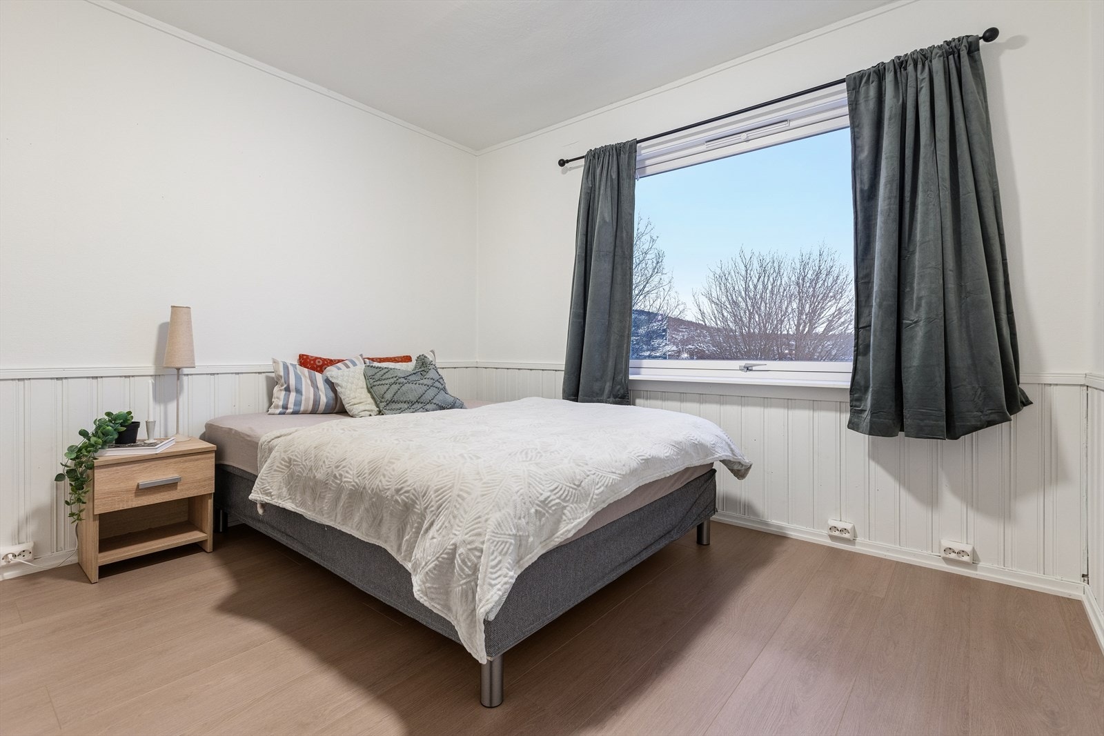 Romslig soverom med god plass til dobbeltseng og nattbord. Galleribilde