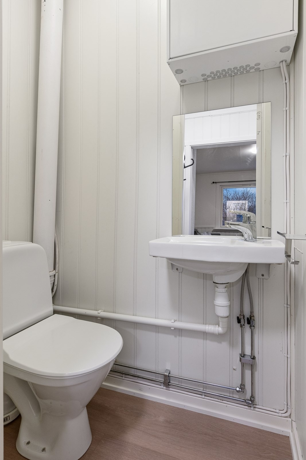 Toalettrom med wc og vask. Galleribilde