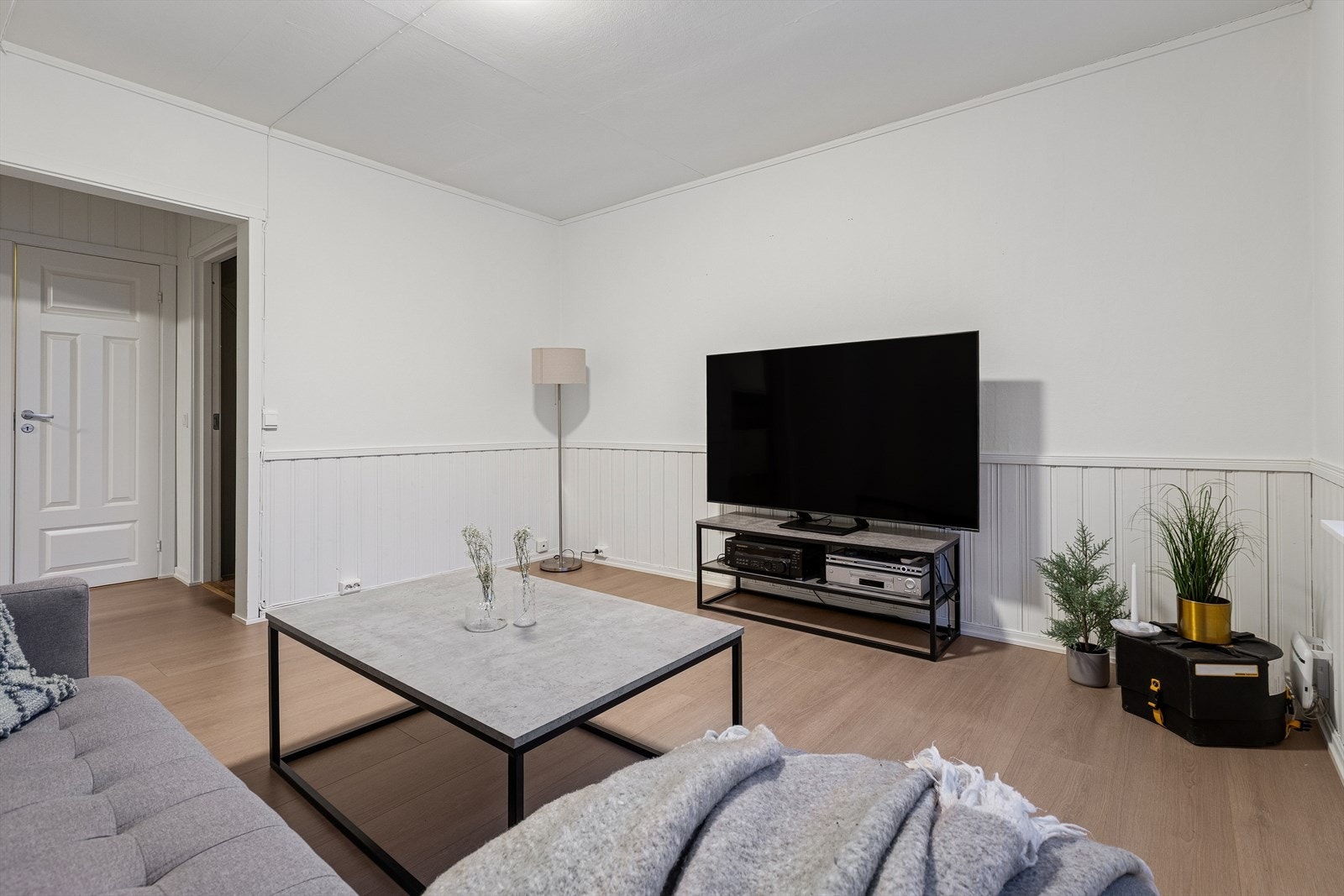 Plass til sittegruppe gjør stuen til et komfortabelt oppholdsrom Galleribilde