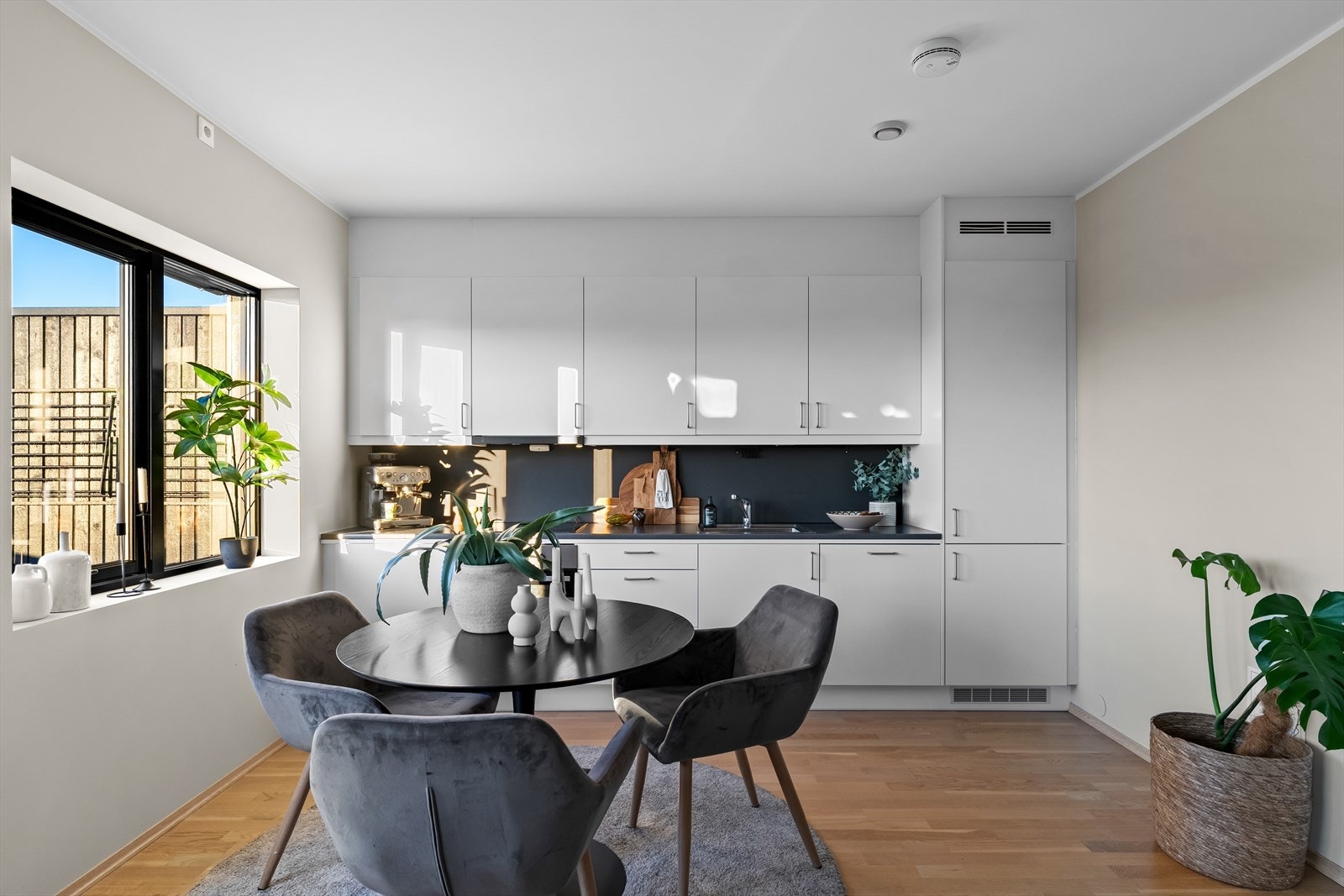 Pent kjøkken med mye skap- og benkeplass. Galleribilde