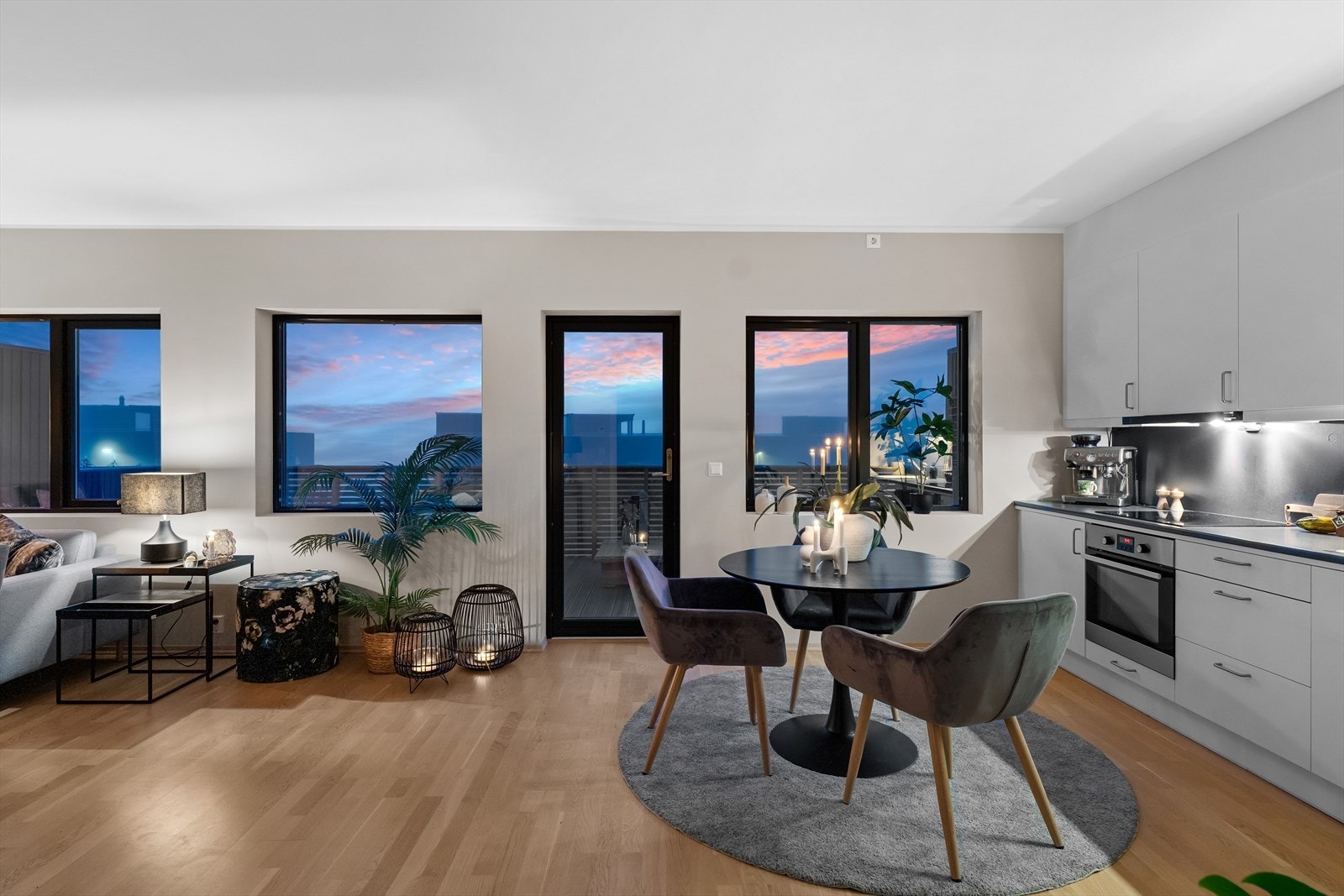 I kjøkkenet er det plass til spisebord. Galleribilde