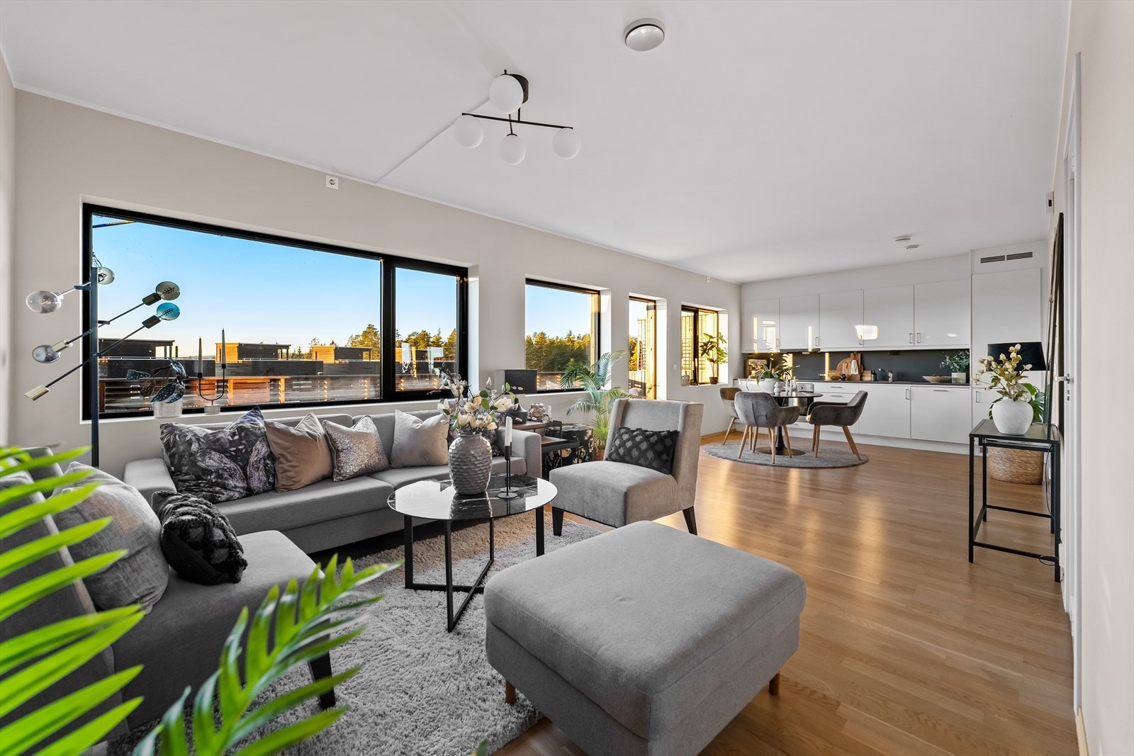 Lys og romslig stue med god plass til sofamøblement. Galleribilde