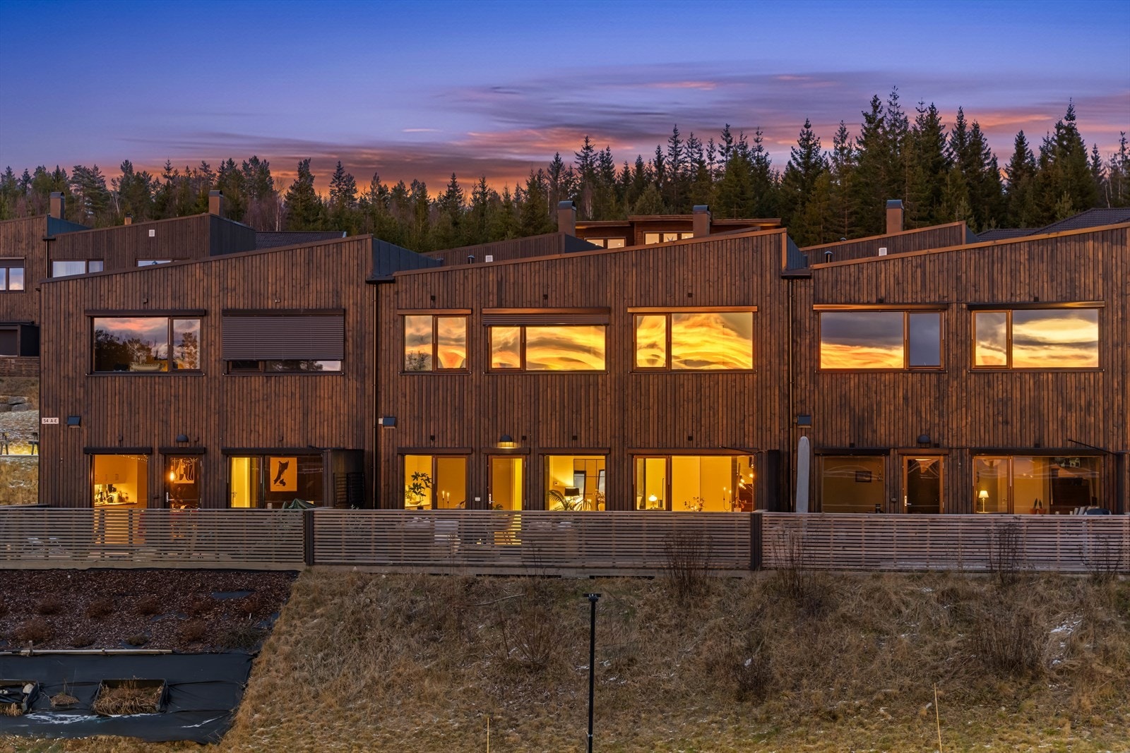 Fasade. Boligen har en meget god intern beliggenhet på feltet, nesten øverst med grense til marka. Galleribilde