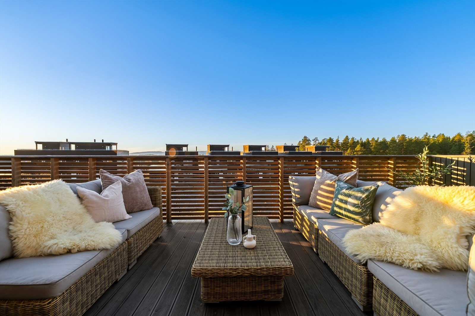 Nydelig utsikt og lite innsyn til terrassen. Galleribilde