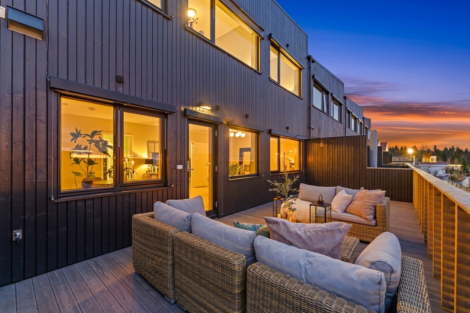 Boligen har en fantastisk terrasse utenfor stue/kjøkken på hele 35 kvm. Galleribilde