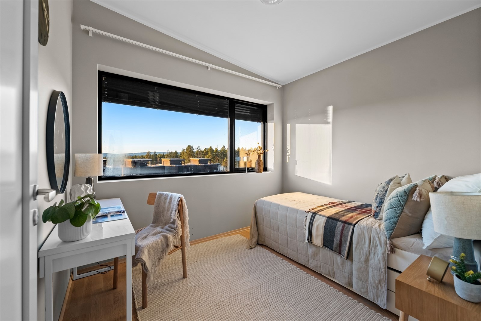 Soverom i 2. etasje med solskjerming på vindu. Galleribilde