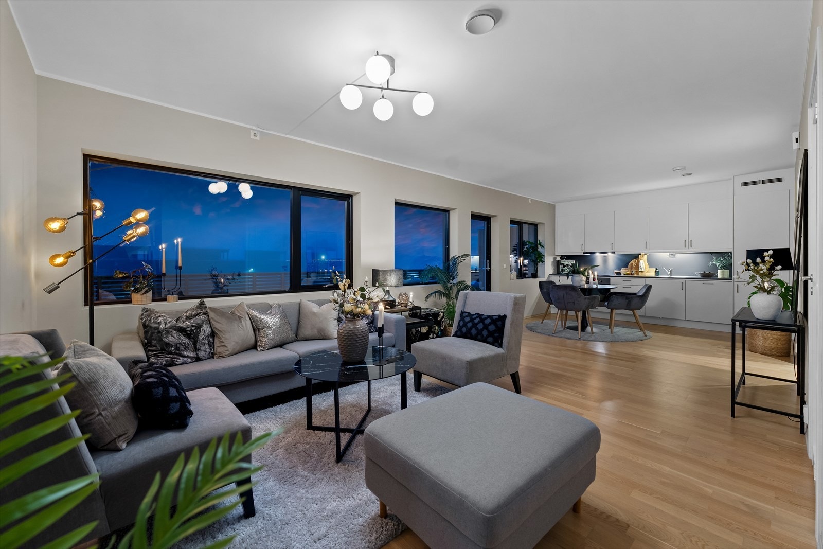 Store vinduer som slipper inn godt med naturlig lys i boligen. Galleribilde