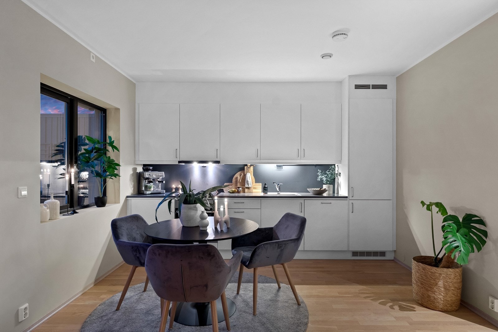 Kjøkkeninnredningen har lyse, glatte fronter og laminert benkeplate. Galleribilde