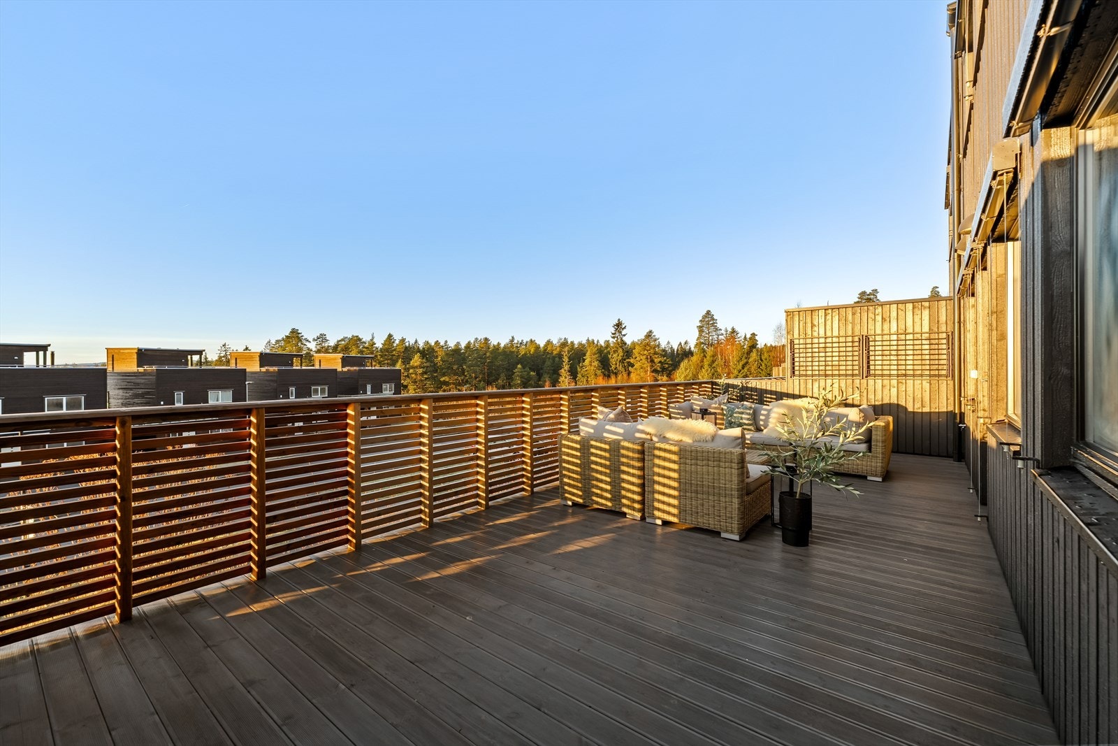 På terrassen er det godt med plass til utemøblement, herunder sittegrupper, grill og hva man enn måtte ønske seg. På de sørvendte vinduene er det montert solskjermingsscreens. Galleribilde