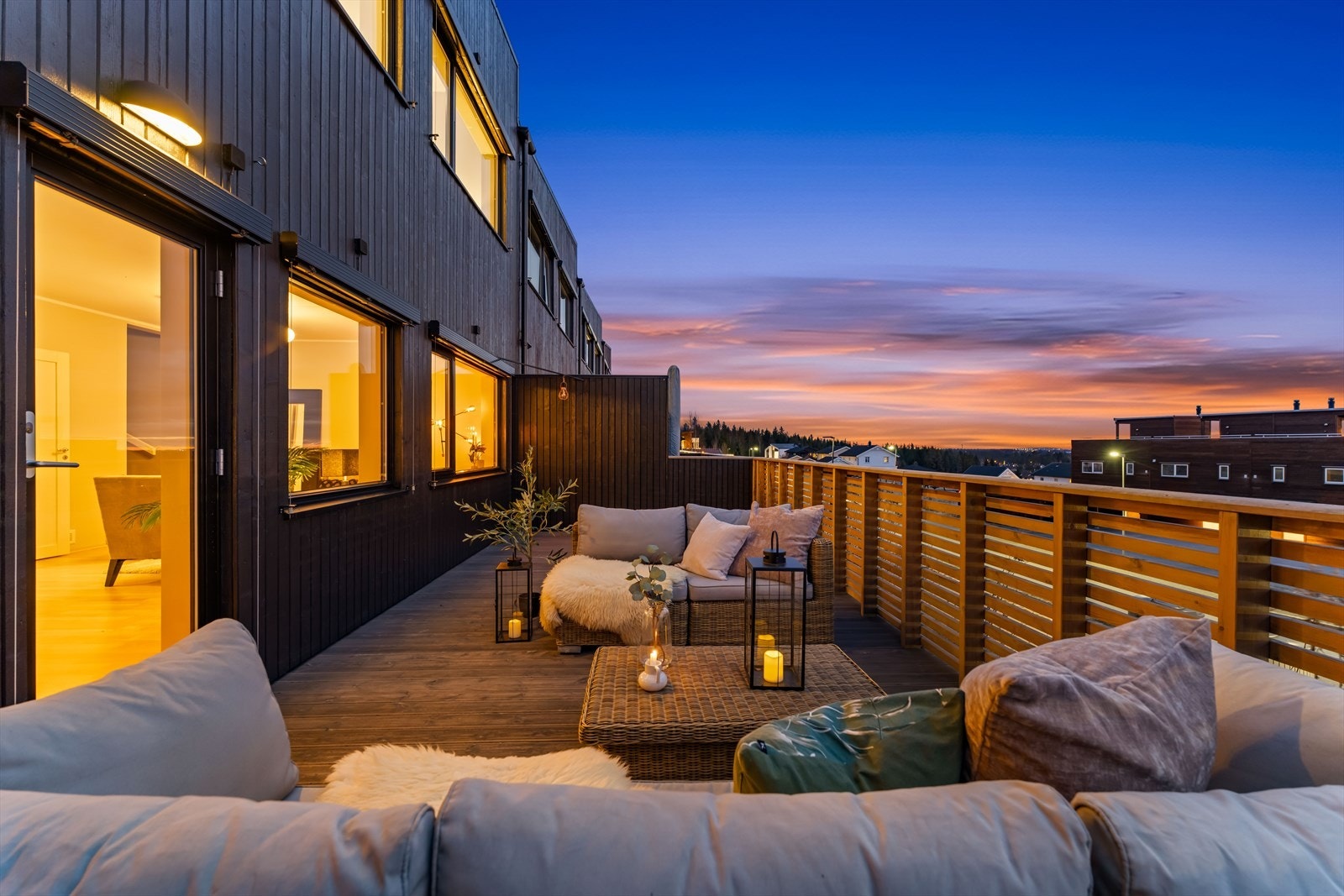 Terrassen er skjemet mot naboene med levegger og det er rekkverk ut mot fellesarealet. Galleribilde