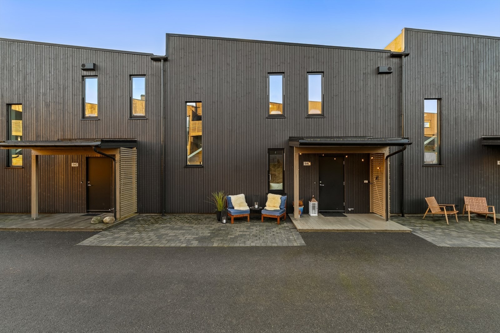 Fasade fremside. Boligen er del av et veldrevet sameie med lave kostnader og god økonomi. Galleribilde