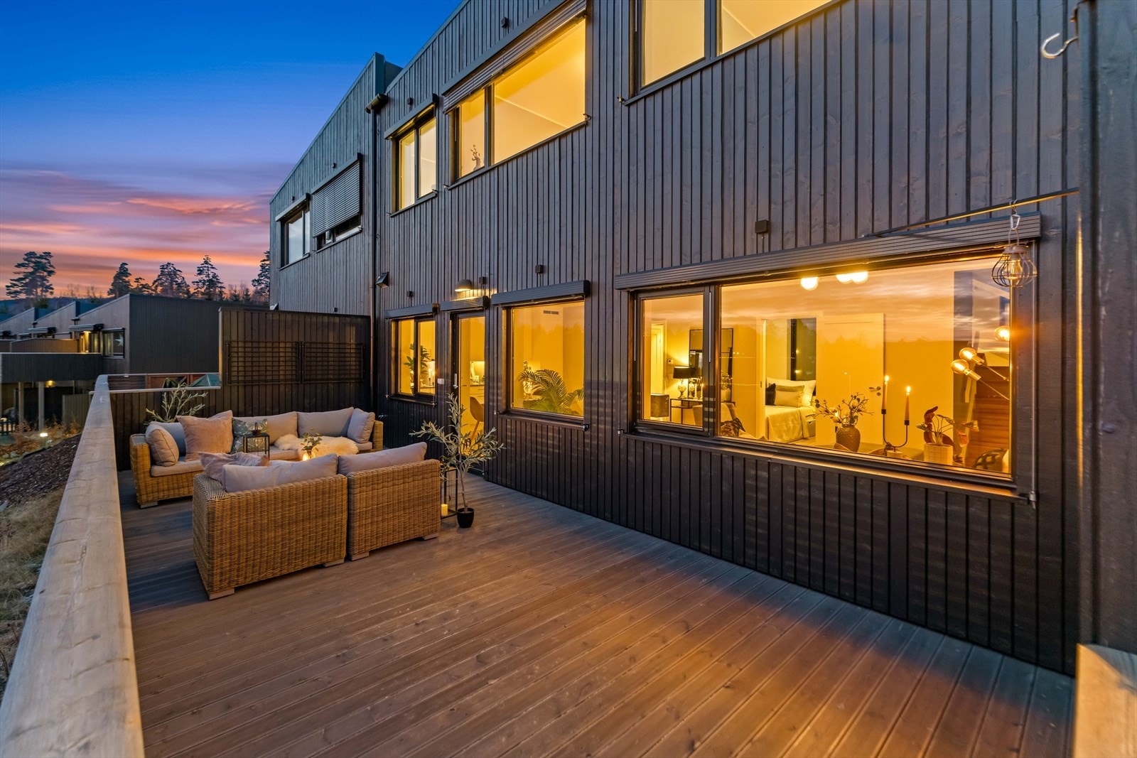 Terrasse og fasade. Det er vedtatt på årsmøtet i sameiet å bygge ut skjermingen mellom enhetenes terrasser. Galleribilde