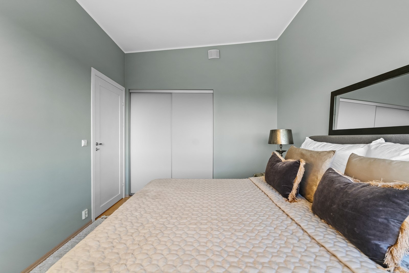 Walk-in closet med praktisk skyvedører. Galleribilde