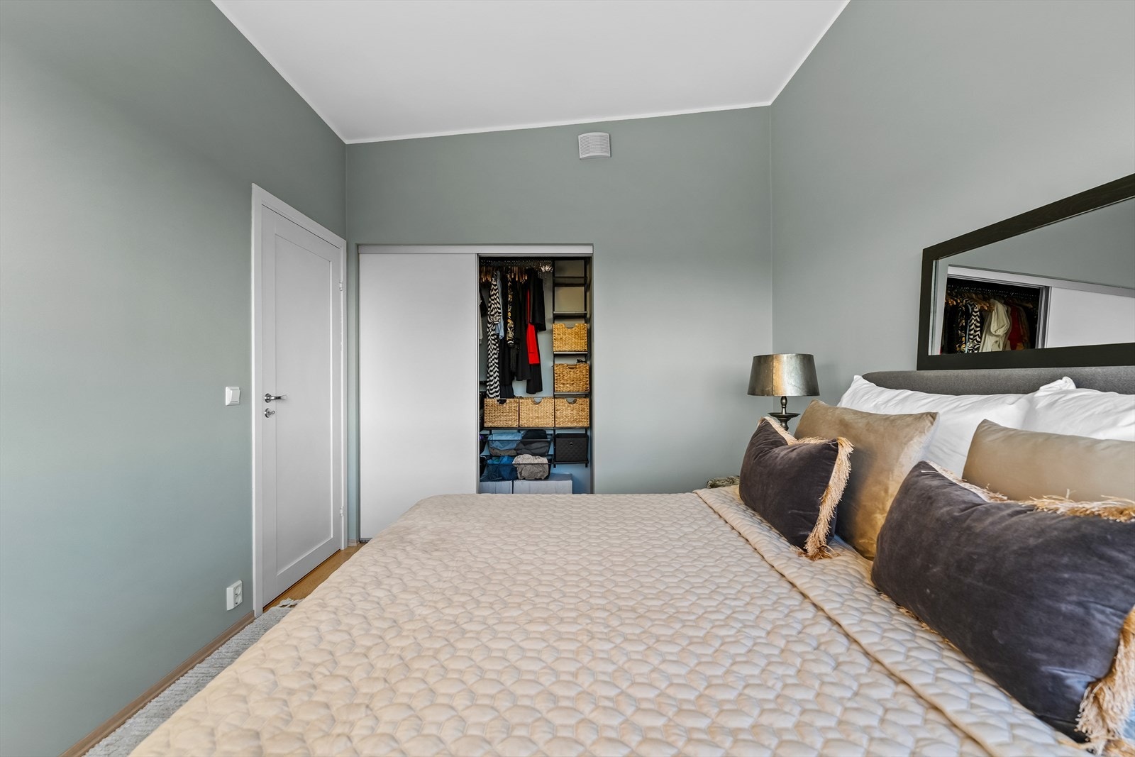 Hovedsoverommet har adkomst til eget walk-in closet. Galleribilde