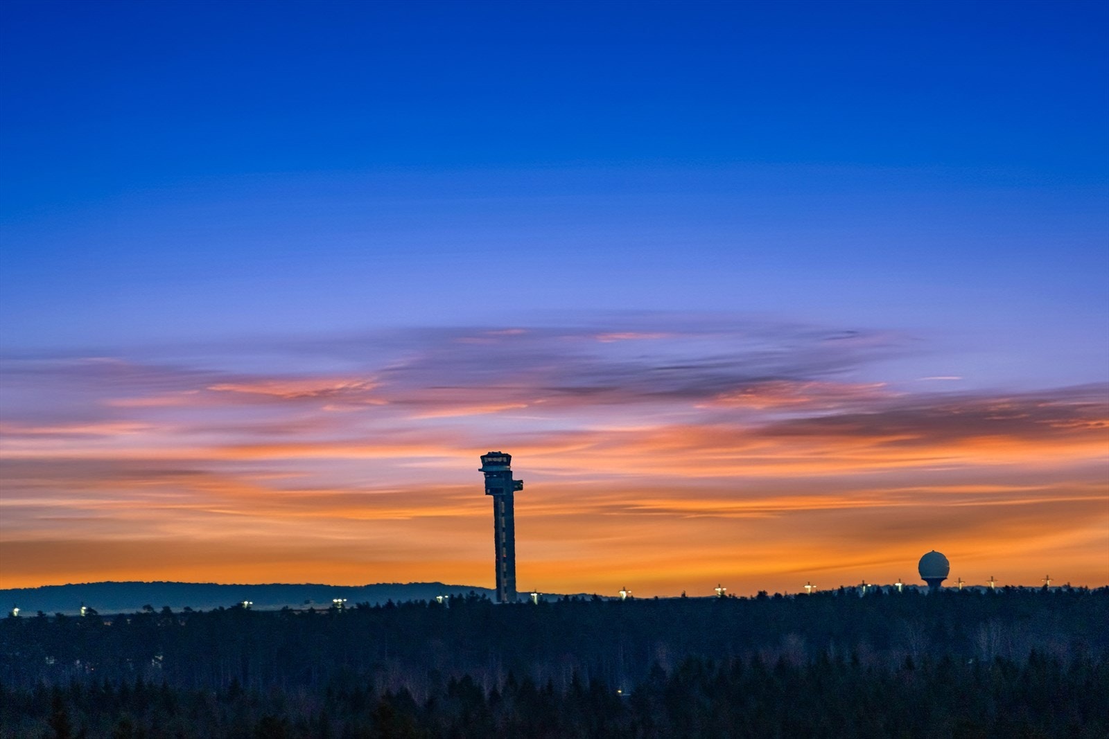 Flott utsikt fra boligen, hvor du bla. kan se flytårnet på Gardermoen. Galleribilde
