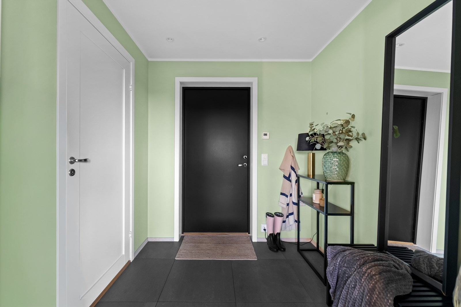 Entreen er malt i en spenstig farge. Her er det downlights i himling. Galleribilde