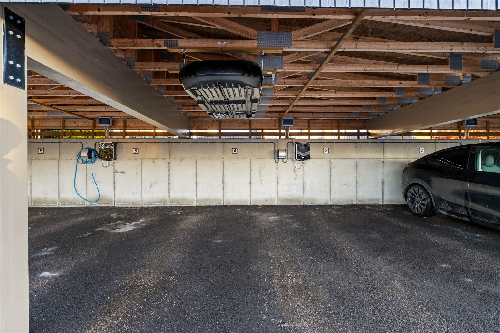 Det medfølger carportplass i felles carportrekke på sameiets tomt. Her er det montert el-bil lader. Galleribilde