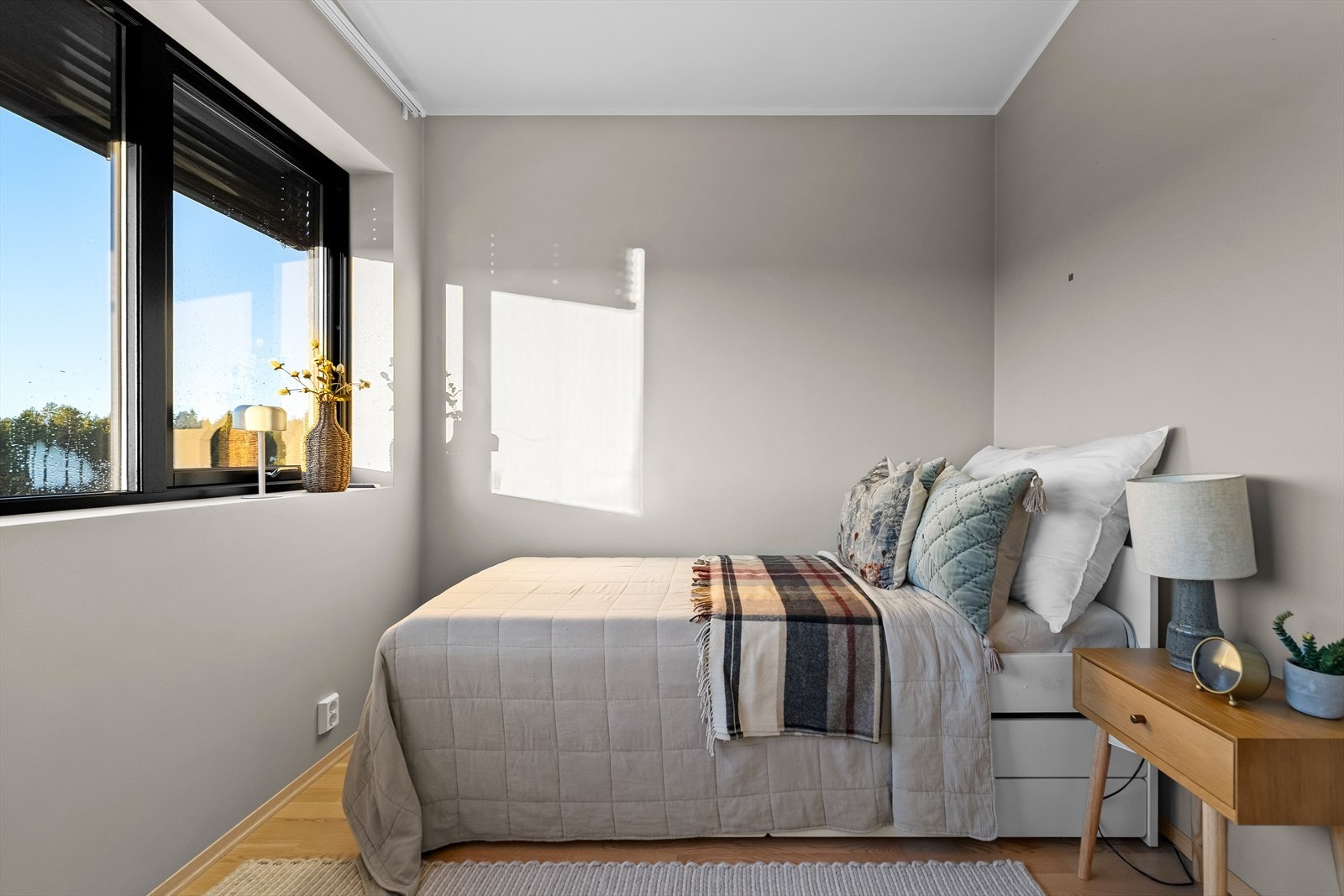 Soverommet har godt med plass til seng og garderobemøbel. Galleribilde