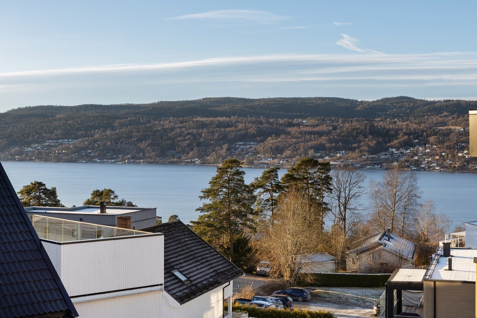 Eiendommen ligger solrikt til i et barnevennlig og meget populært boligområde på Sogsti, sørøst for Drøbak sentrum. Umiddelbar nærhet til barnehager og barneskole. Galleribilde