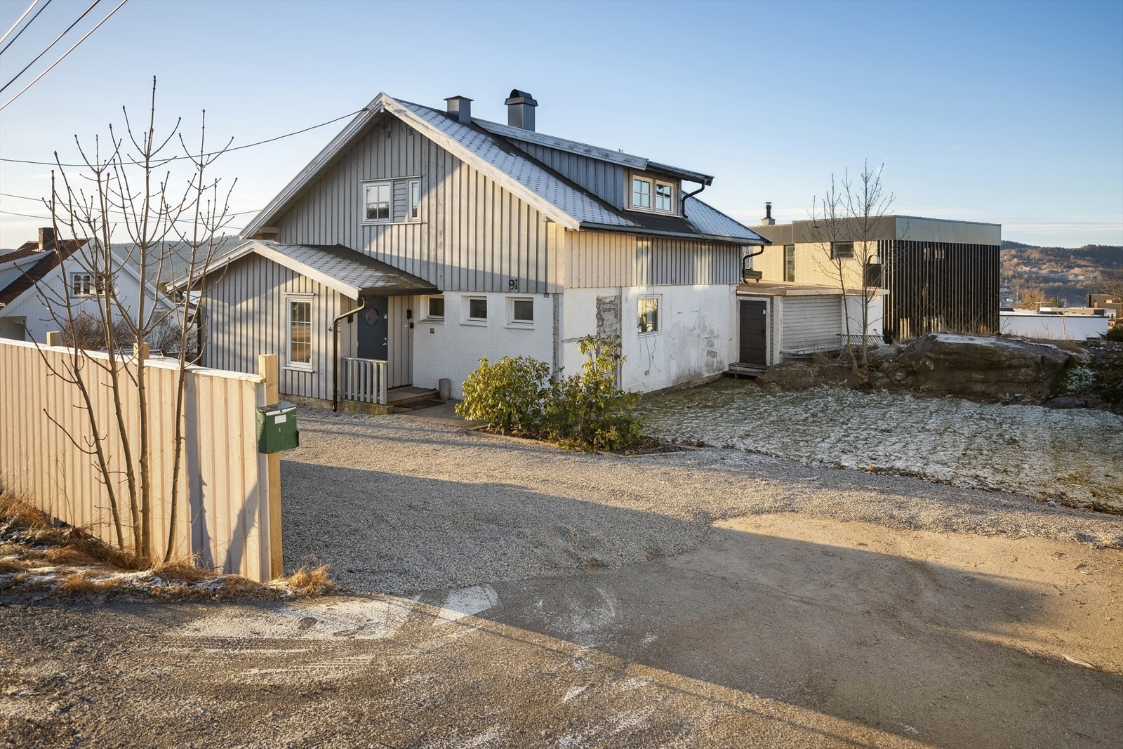 Boligen ligger i barnevennlig og attraktivt boområde på Sogsti med kort gange til alle fasiliteter. Parkering på egen tomt. Galleribilde