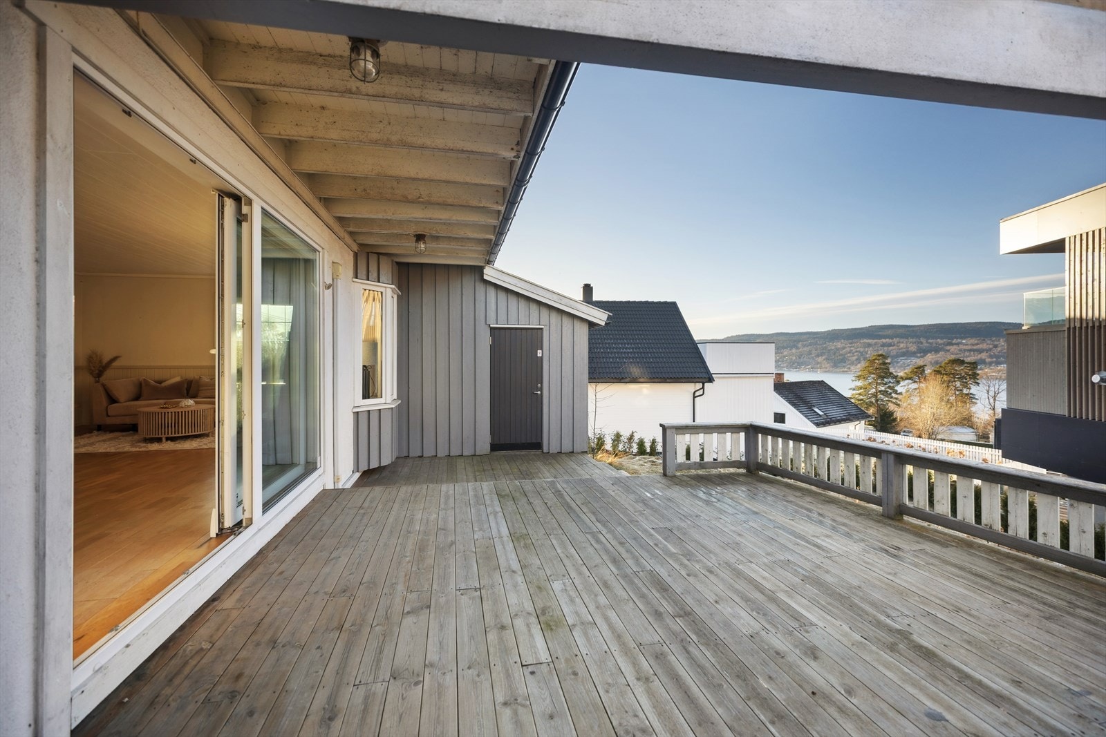 Fra stuen er utgang til vestvendt terrasse på 41 kvm. Delvis overbygget og god plass for ønsket utemøblement. Galleribilde