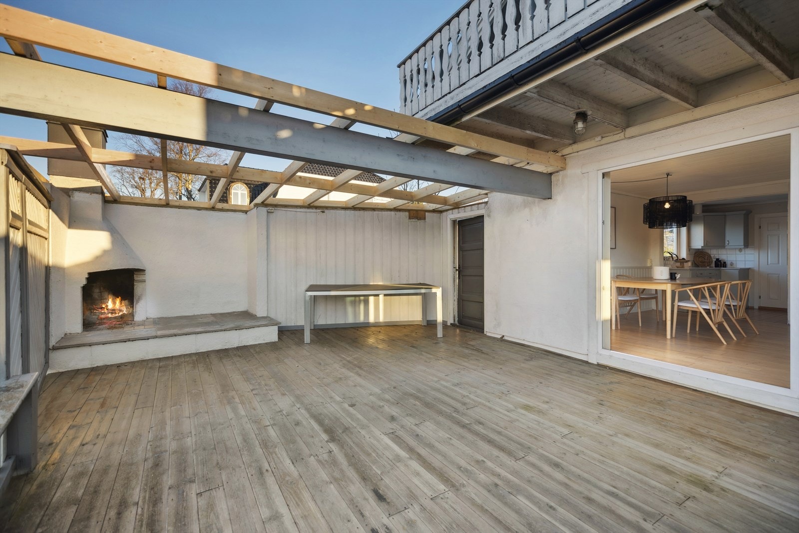 Terrassen har utepeis og utebod på ca. 5 kvm. Utgang til tomt og eiendommens fremside. Galleribilde