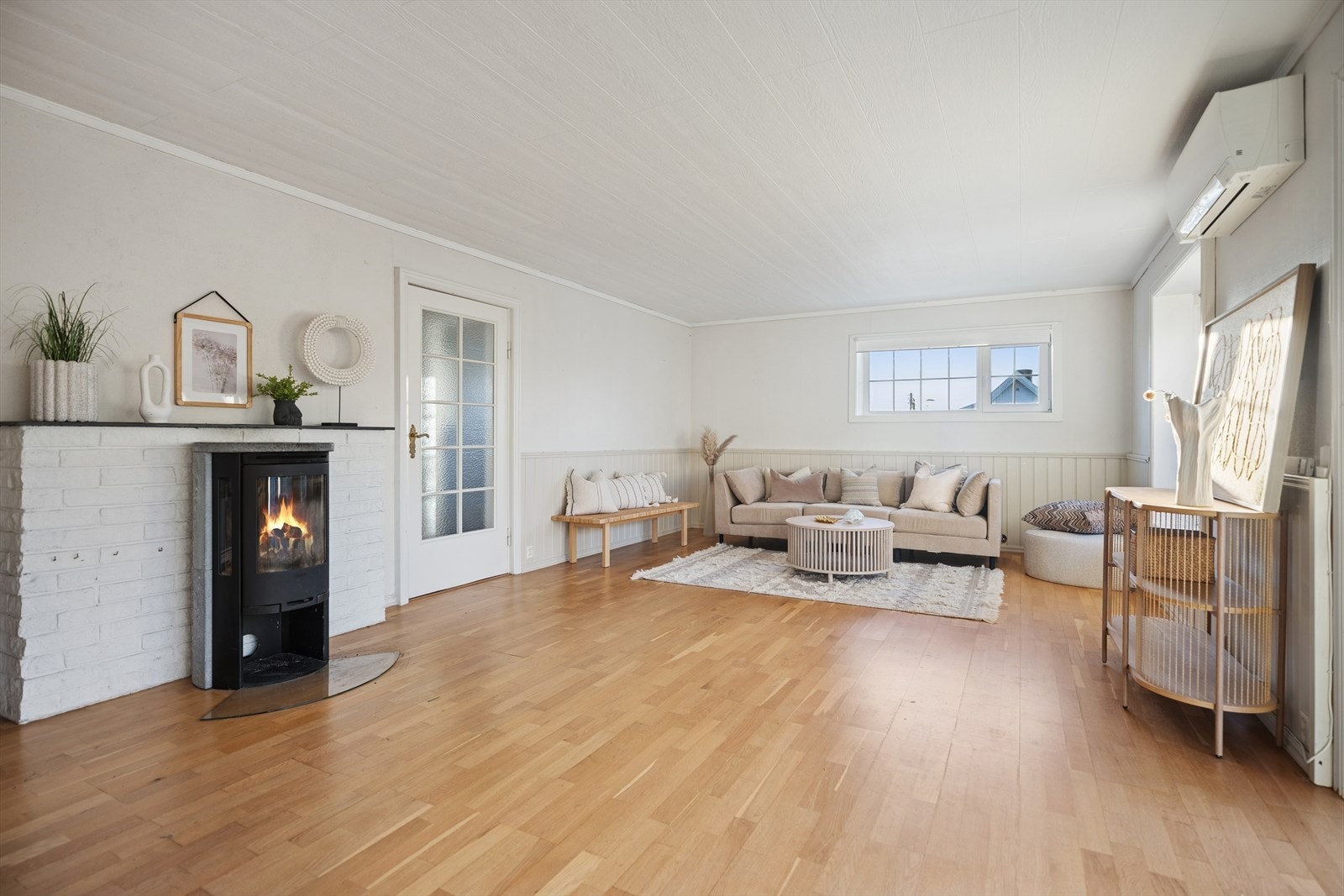 I stuen i første etasje er det flott peisovn samt varmepumpe for et behagelig helårs inneklima. Galleribilde