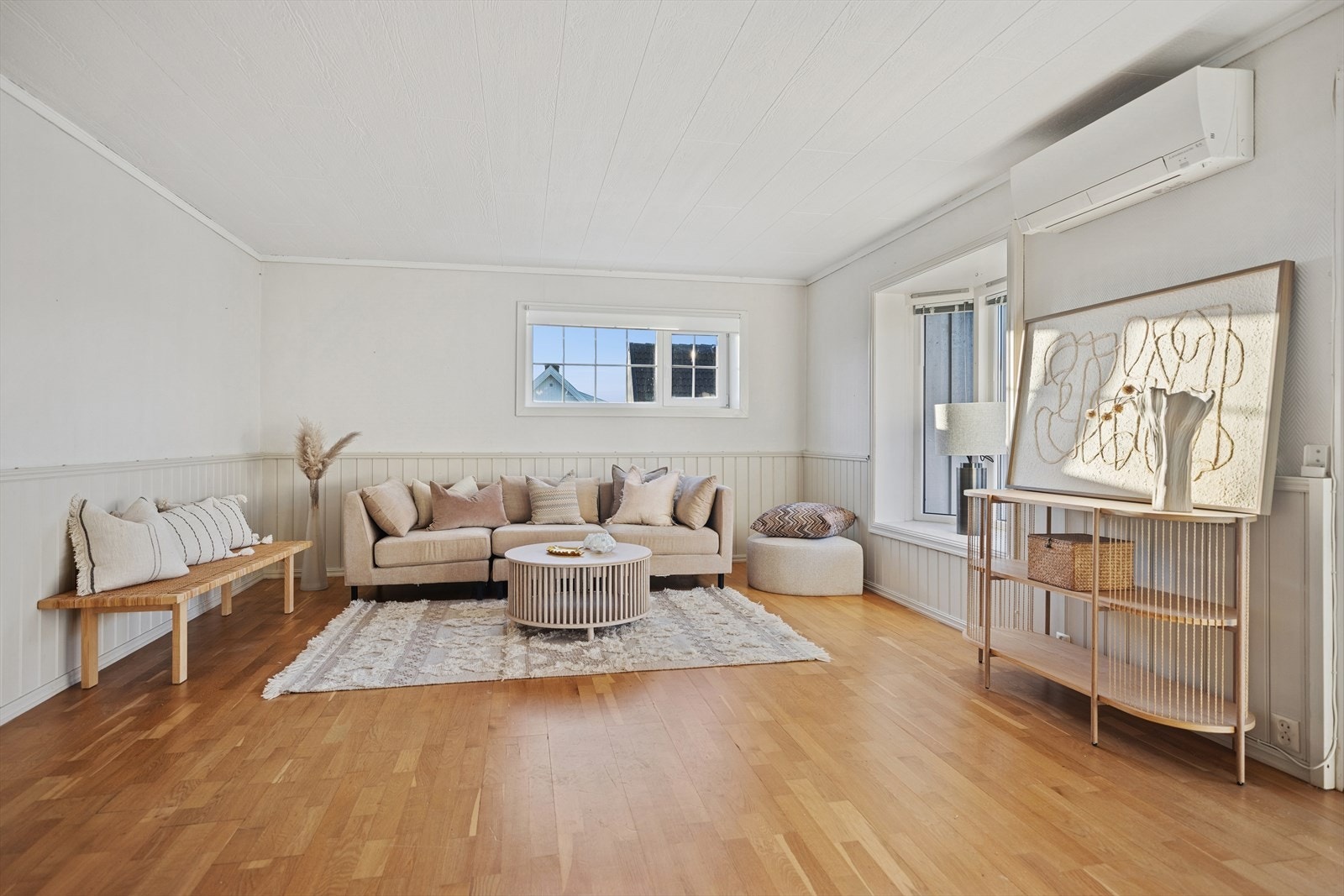 Boligen har et helhetlig uttrykk med lyse overflater og en god planløsning fordelt på to etasjer. Galleribilde