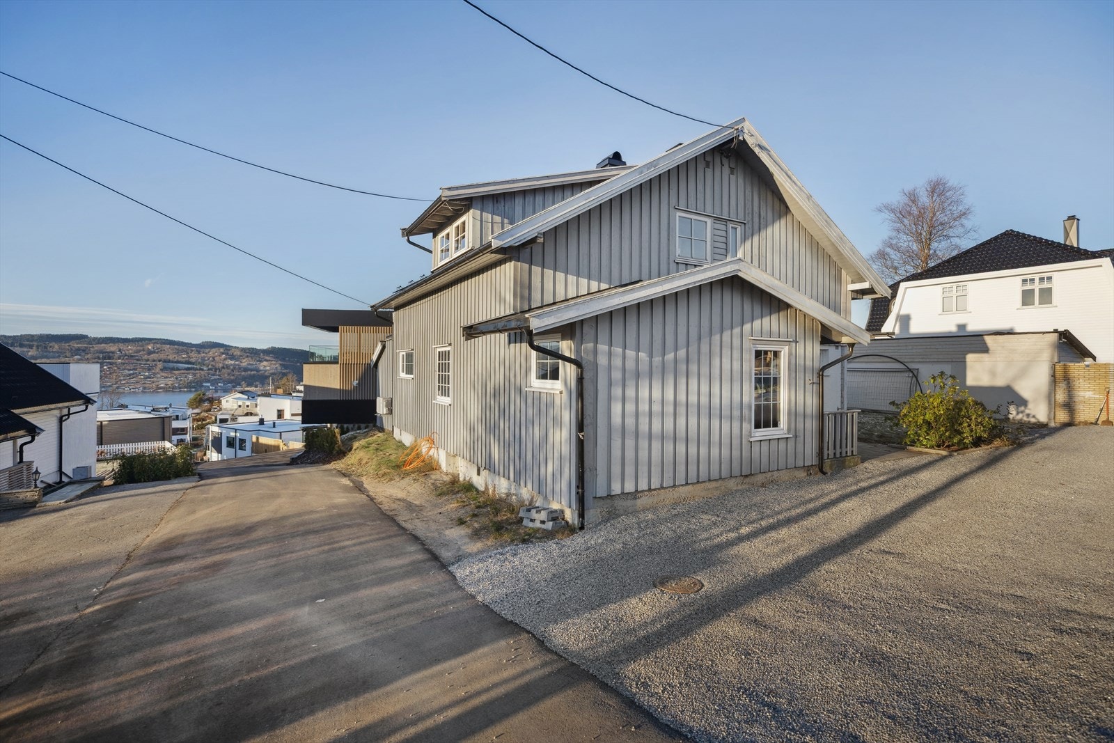 Fra eiendommen nyter du en flott utsikt mot Drøbaksundet, som forøvrig ligger i kort gangavstand med bl.a. populære Torkildstranda med flotte bademuligheter. Galleribilde