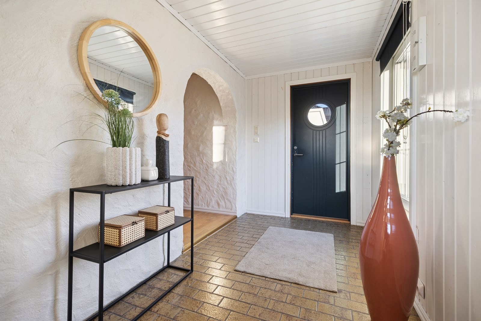 Velkommen inn i lys og romslig flislagt entré med god plass for garderobemøbel. Galleribilde