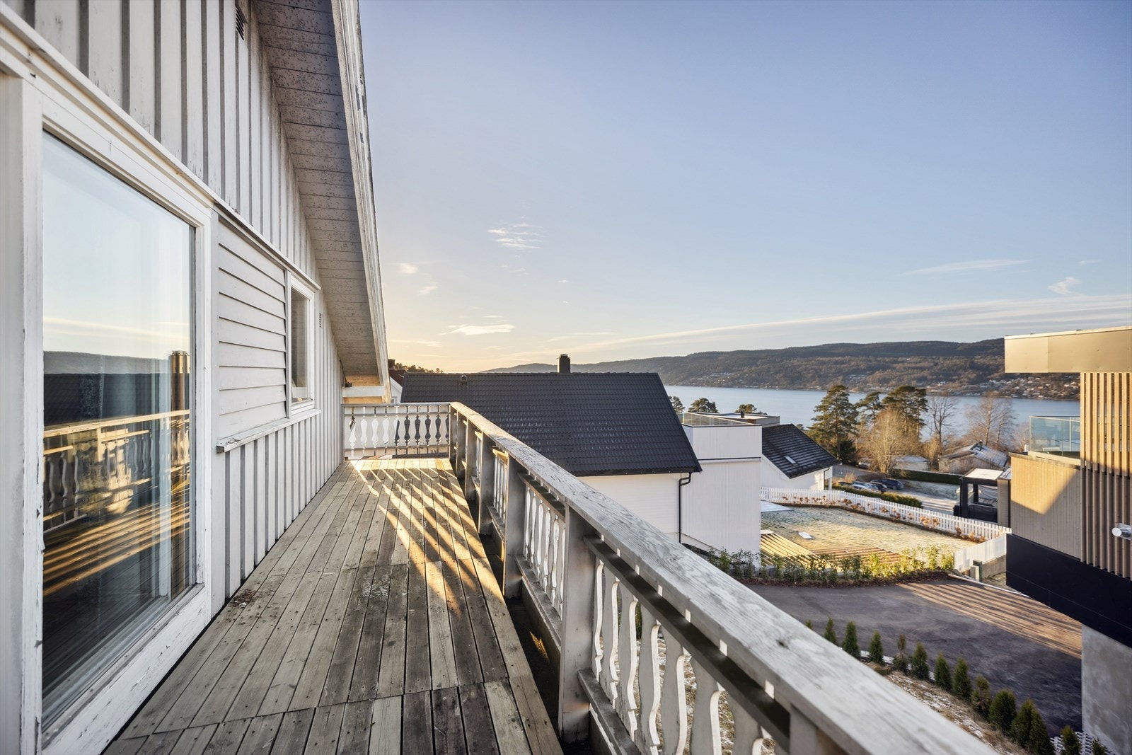 Vestvendt med gode solforhold og fjordutsikt. Galleribilde