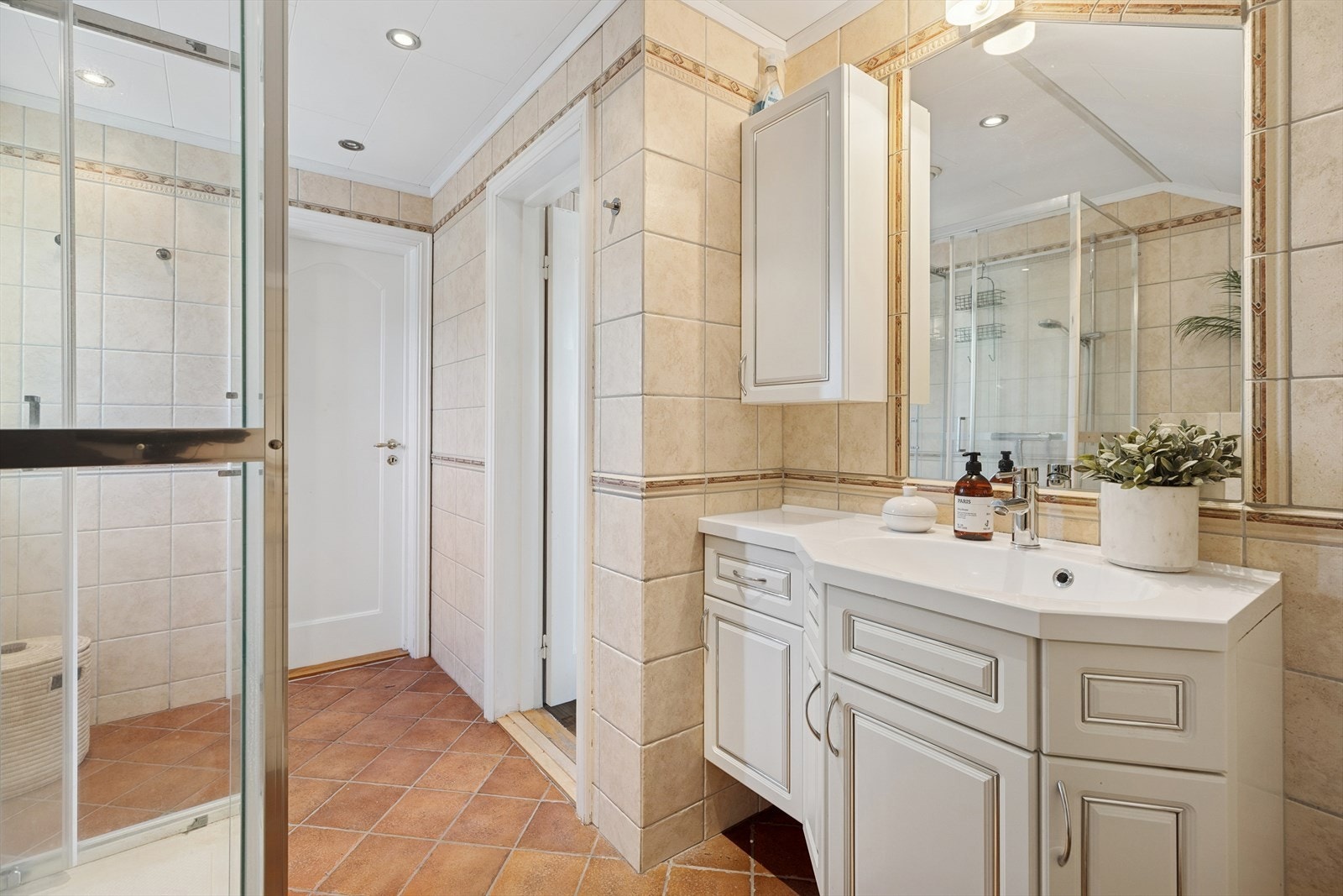 Badet har varmekabler i gulv og innfelte downlights i tak. Galleribilde