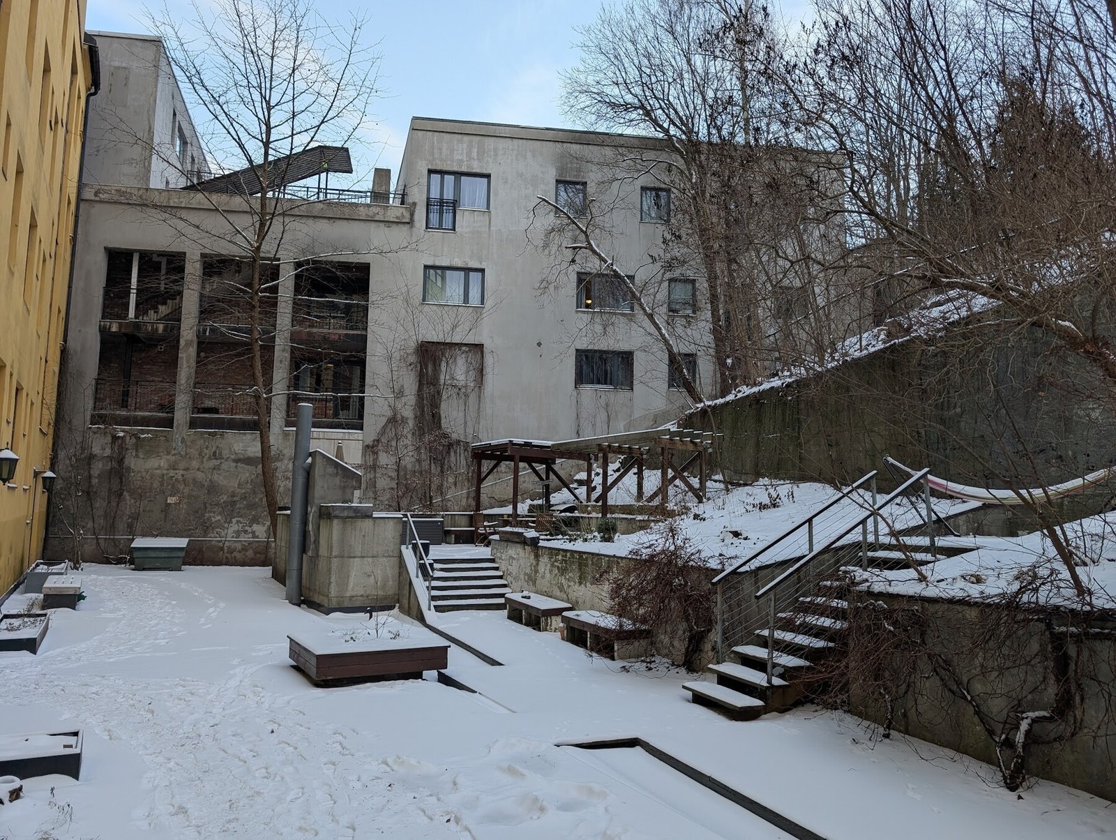 Felles bakgård. Galleribilde