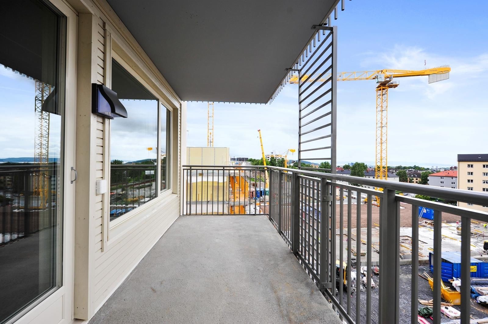 Stor og vestvendt balkong med gode solforhold (eldre bilde, bygg ved siden av er ferdigstilt). Galleribilde