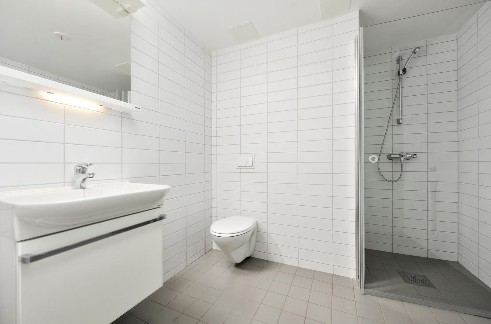 Flislagt baderom av god størrelse. Galleribilde