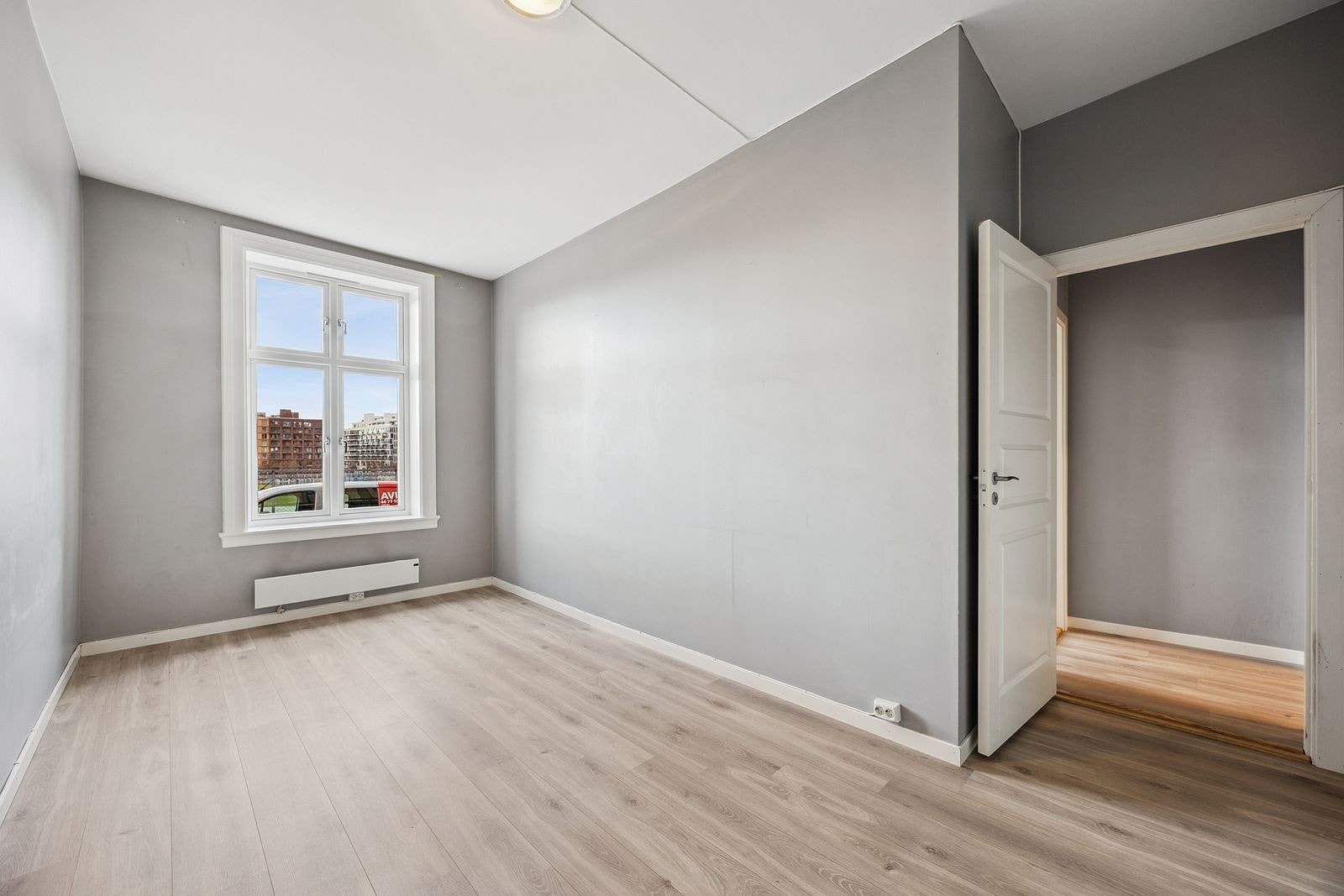 Soverom med plass til dobbeltseng og medfølgende møblement. Galleribilde