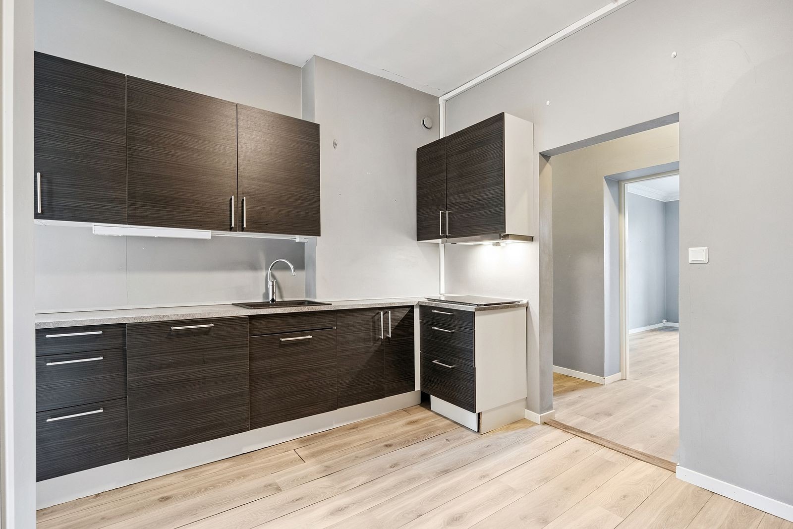 Separat kjøkken med hvitevarer. Her er det også opplegg for vaskemaskin. Galleribilde