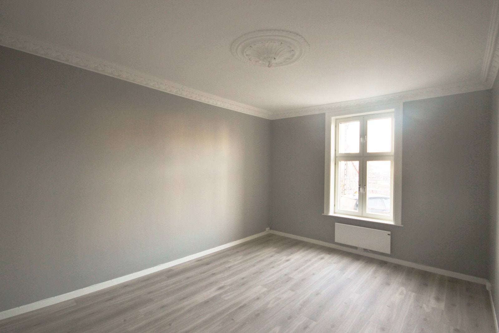 Stuen har god plass til sofa og medfølgende møblement. Galleribilde