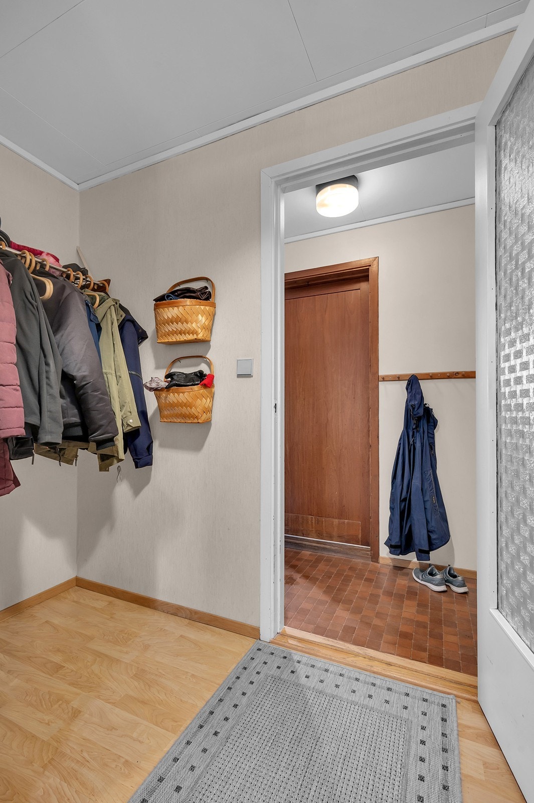 Vindfang og påfølgende gang med plass til borthenging av yttertøyet. Galleribilde