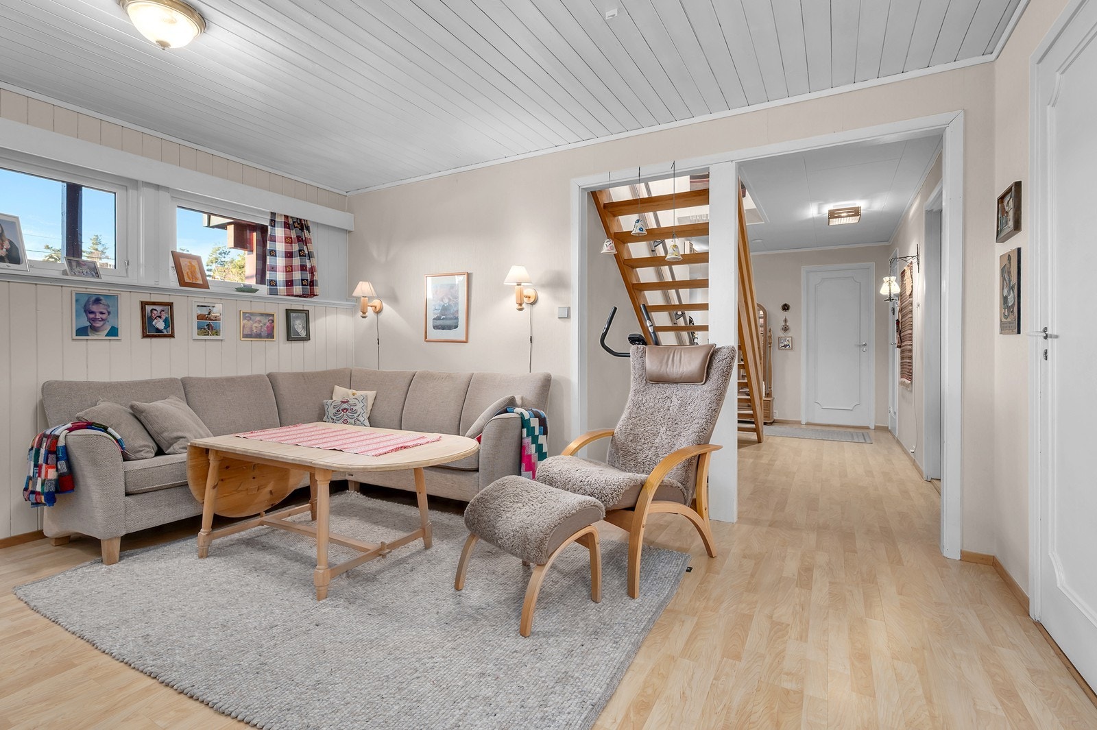 Videre kommer du inn i kjellerstuen (opprinnelig godkjent som hobbyrom). Galleribilde